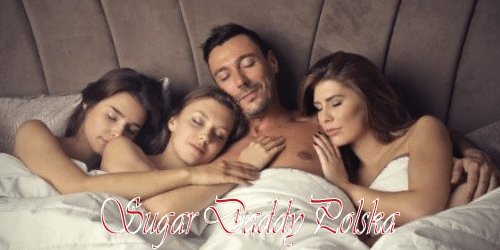 mężczyzna z kilkoma kobietami w łóżku