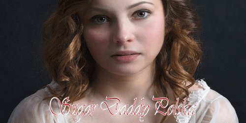 ładna dziewczyna patrzy
