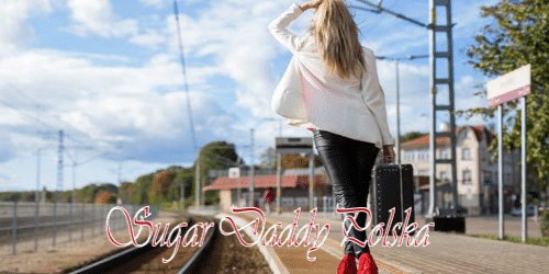 młoda dziewczyna czeka na pociąg