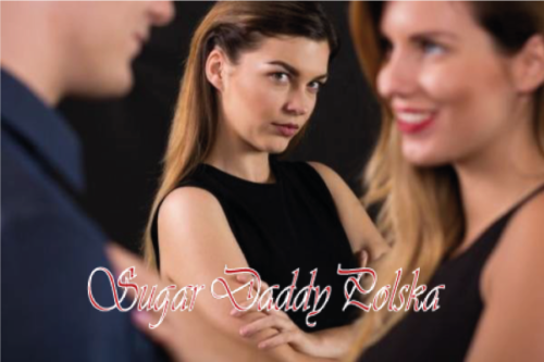 dziewczyna zazdrośnie patrzy na parę