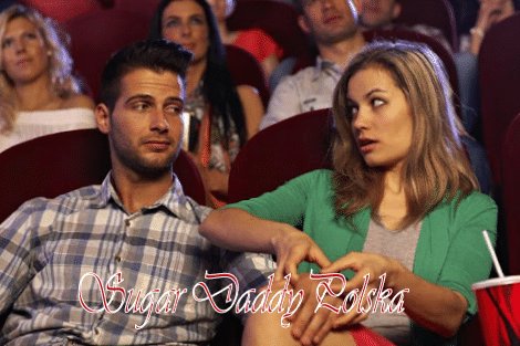 Mężczyzna próbuje pieścić kobietę w kinie, a ona nie chce
