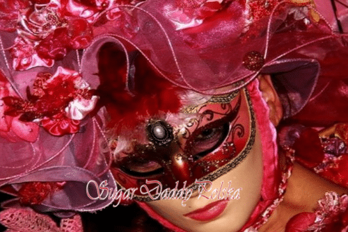 Kobieta z czerwoną szminką i czerwoną karnawałową maską