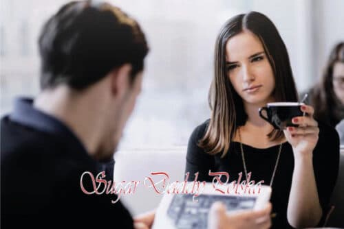 kobieta źle patrzy na mężczyznę podczas rozmowy z tabletem