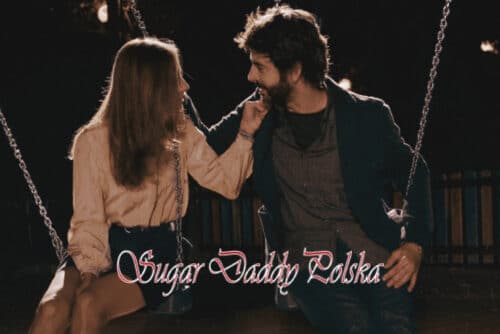 Sugar Daddy i Sugarbaby na huśtawkach patrzą na siebie z miłością