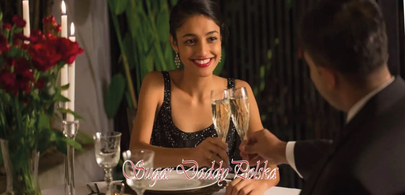szczęśliwa Sugar Baby w restauracji z dojrzałym mężczyzną przy lampce wina