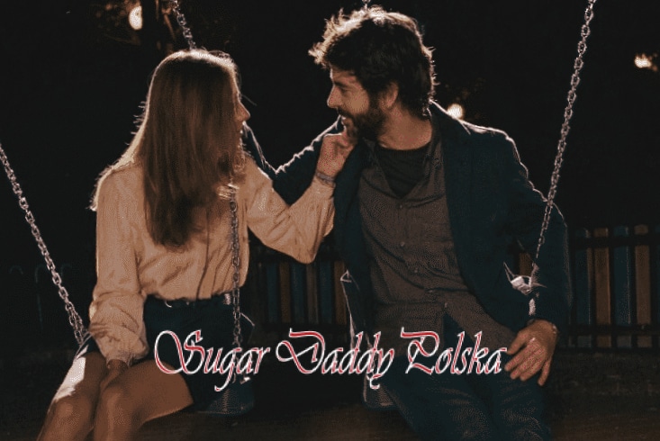 Sugar Daddy i Sugarbaby na huśtawkach patrzą na siebie z miłością
