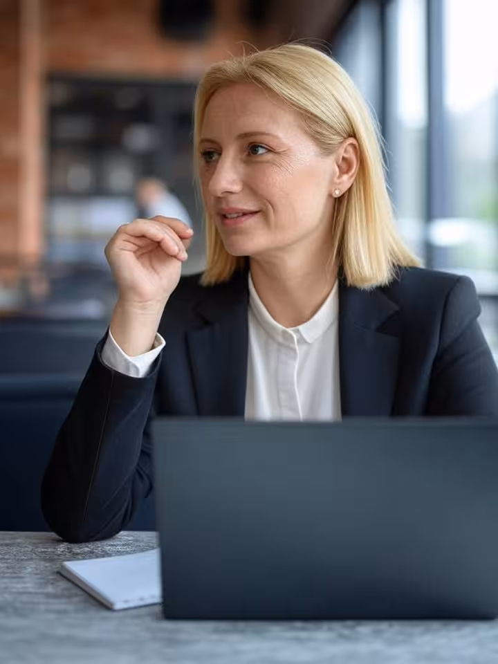 Kobieta rozmawiająca o ambicjach zawodowych w nowoczesnej kawiarni w Poznaniu