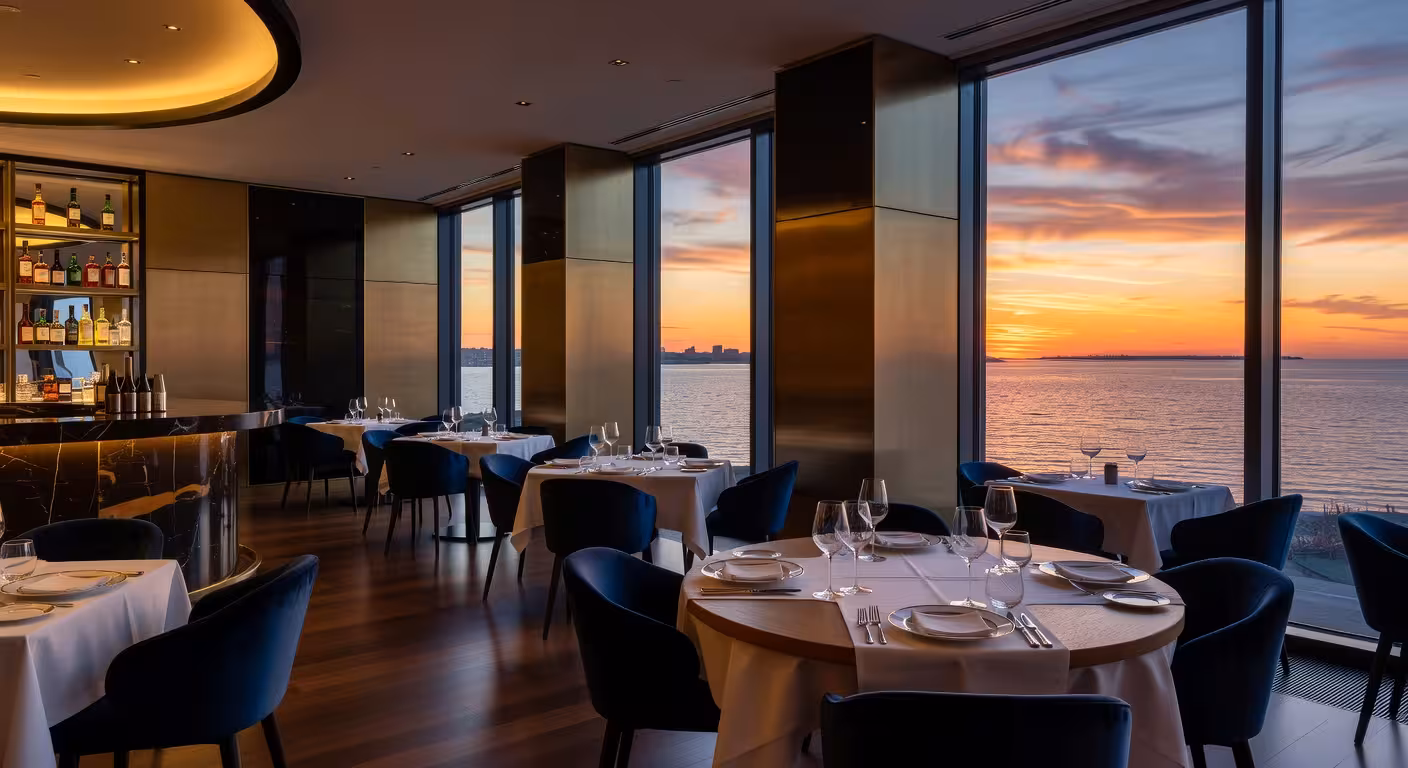 Wnętrze luksusowej restauracji z widokiem na Morze Bałtyckie o zachodzie słońca